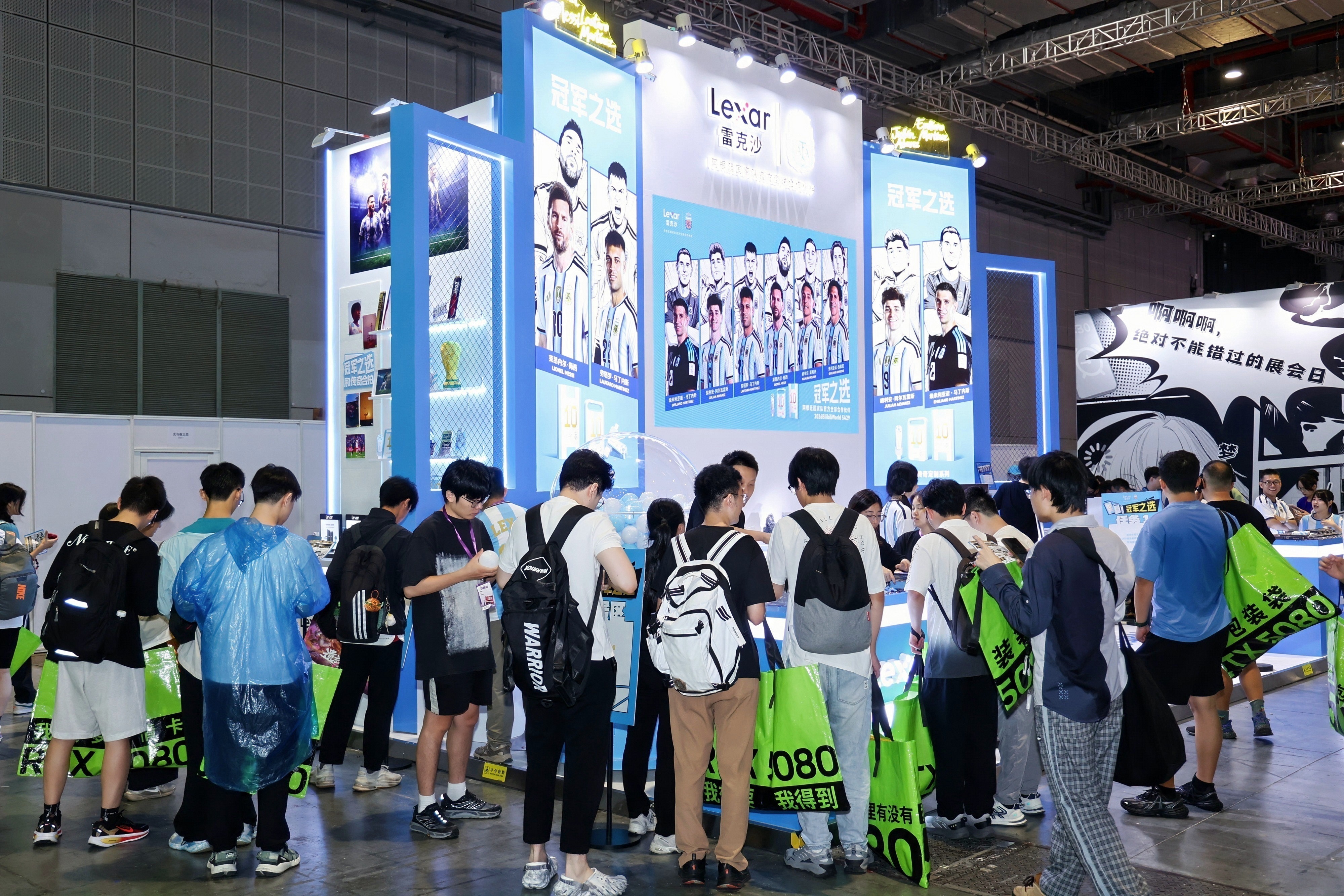 雷克沙展位用户排队参与现场